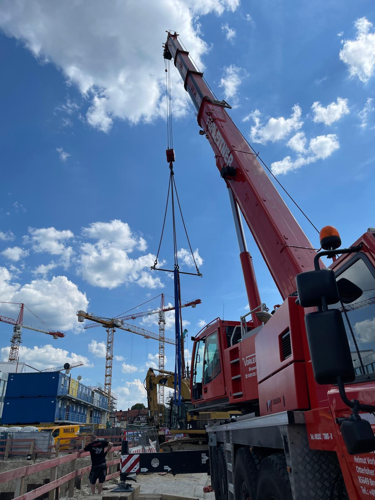 Autokran auf einer Baustelle